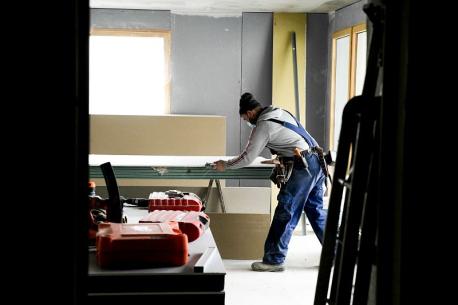 Image décorative : homme qui bricole. Crédit : Damien Carles / Terra