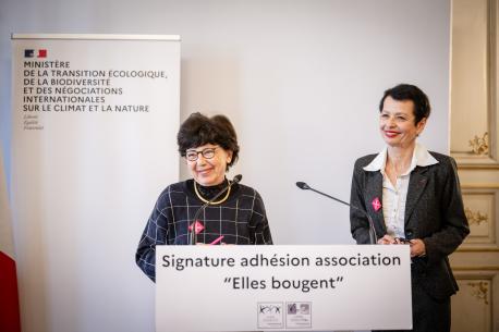 La ministre Monique Barbut et Valérie Brusseau, présidente de l'association Elles Bougent signent l'accord d'adhésion du ministère.