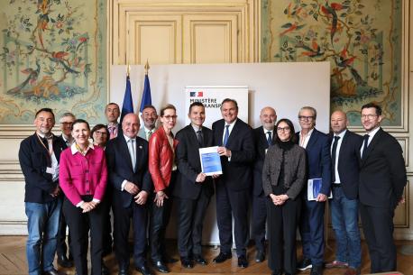  David Valence, président du Conseil d’orientation des infrastructures, a remis le 6 mai à Philippe Tabarot, ministre des Transports, le rapport du Conseil sur les projets d’infrastructures nouvelles
