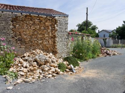 Séisme du 16 juin 2023 en Charente-Maritime - Mur de clôture et partie d’un mur d’habitation écroulé