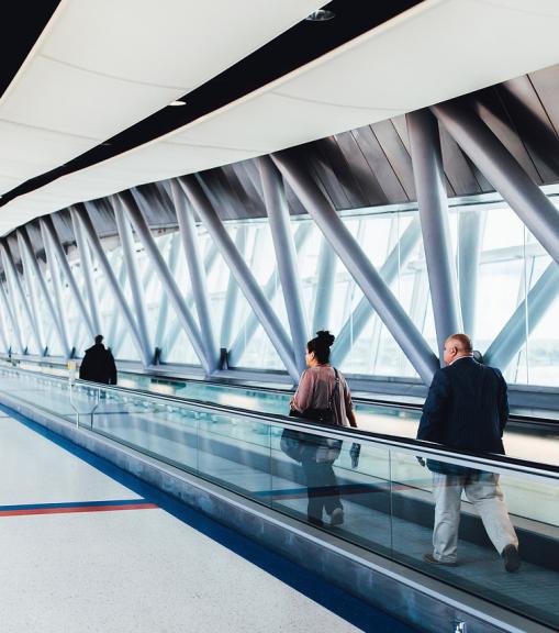 Des passagers aériens dans un aéroport