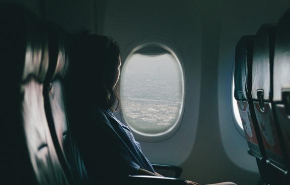 Une femme à bord d'un avion