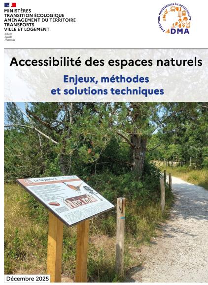 Photo d'un sentier en forêt de Fontainebleau, avec un revêtement en sable, un fil d'Ariane et un panneau d'observation sur les espèces que l'on retrouve dans la forêt.